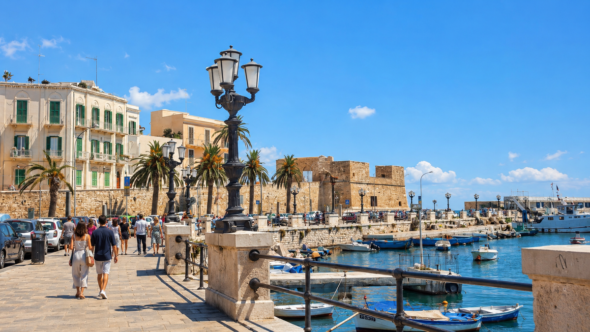 Porto e centro storico sul mare in Puglia
