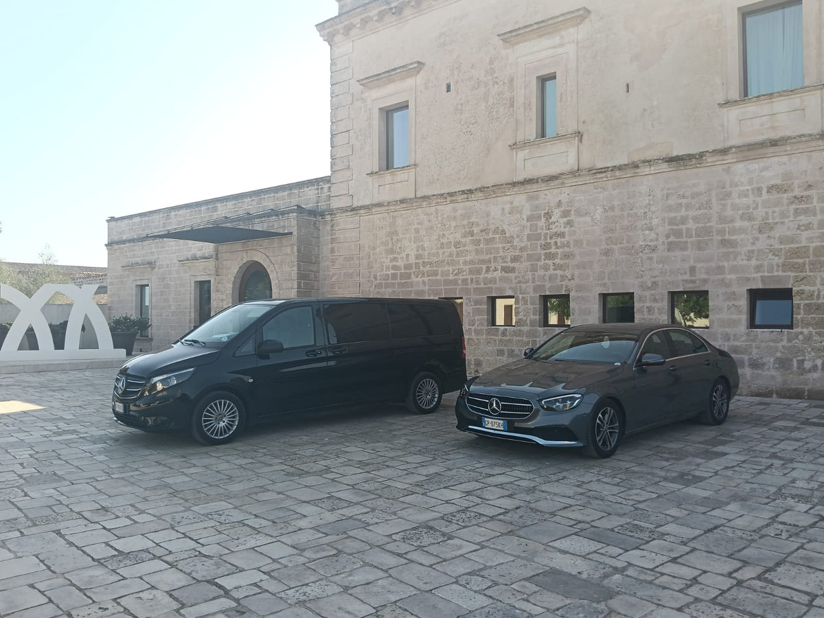 Minivan Mercedes e auto PugliaCab in un cortile in pietra