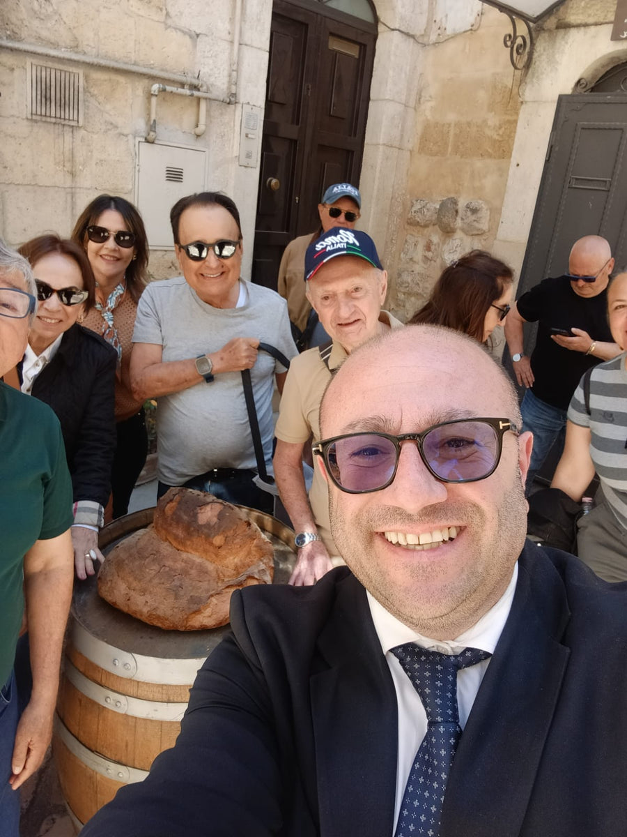 Lorenzo Cappiello with travellers and a large loaf of artisan bread